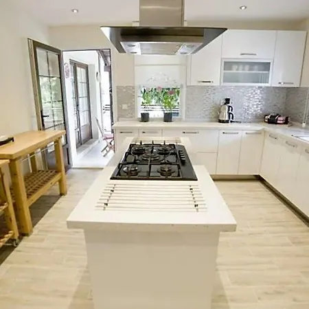 Sleeps 24 Pool Air Con Wifi 빌라